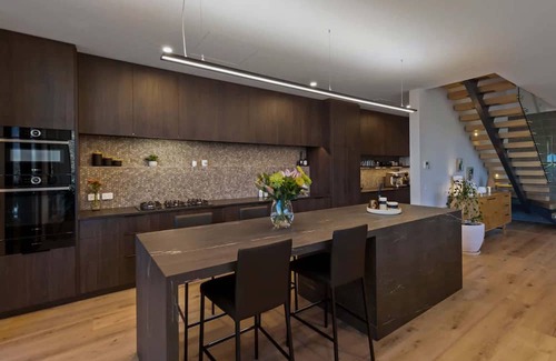 Frankton House | Luxury Villa | BBQ | Hot Tub | Free Parking | AC