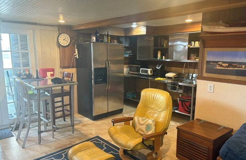 Key West Cottage | Charming 1-bedroom cottage in brilliant Stock Island Artistic marina