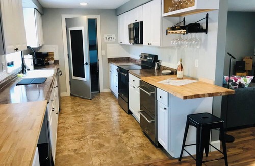 Dundee House | Walk Score 99 Outdoor Oasis Swing BBQ Outdoor Shower Fast Wifi