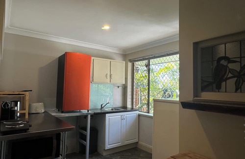 Wollongong CBD Apartment | Spacious studio in Wollongong Medical District; 15 minute walk to train station