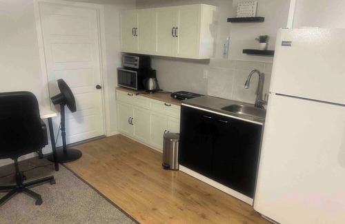 Southeast Calgary House | Adorable 2 bedroom basement with private parking