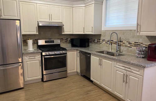 East Newton North House | Spacious 3-bedroom Suite in fabulous Surrey Wi-Fi, EV Charging, Basketball Court
