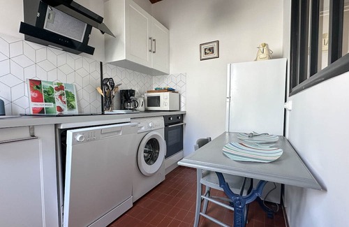 La Palmyre House | Renovated 2BR Villa near Beach & Shops - La Palmyre