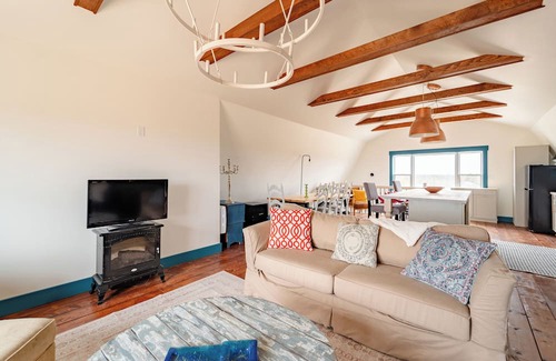 Port Maitland House | Newly Renovated Beach Barn 5 minute walk for wonderful Port Maitland beach