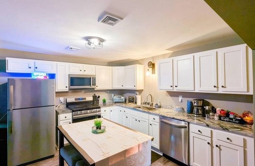 South Side Slopes Apartment | Modern 2-br apartment in Southside Flats PGH. Free WIFI, Free Coffee, Free Wine
