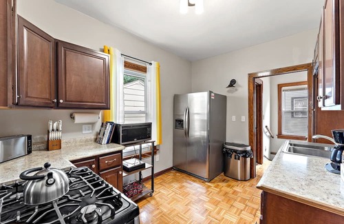 Lyn-Lake House | Uptown Classic 5BR Comfort Near Lake Path