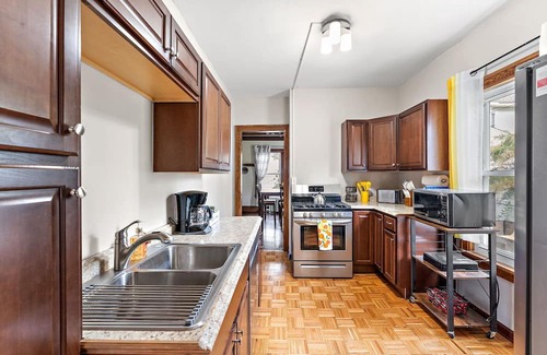 Lyn-Lake House | Uptown Classic 5BR Comfort Near Lake Path