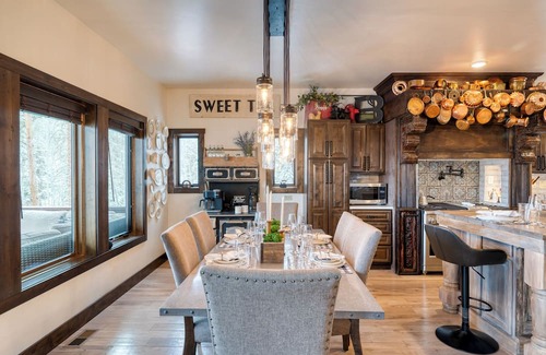 Elk Court Cabins House | Winterhaven Estate by AvantStay | Sleeps 19 Guests | Views, Firepit, Hot Tub