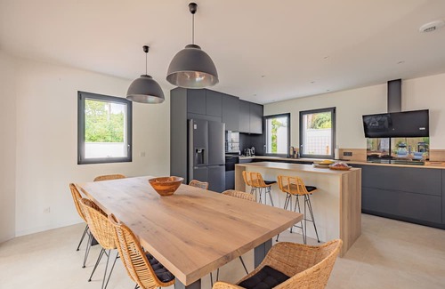 Le Grand-Village-Plage House | New air-conditioned archecte villa, heated pool near beach and shops