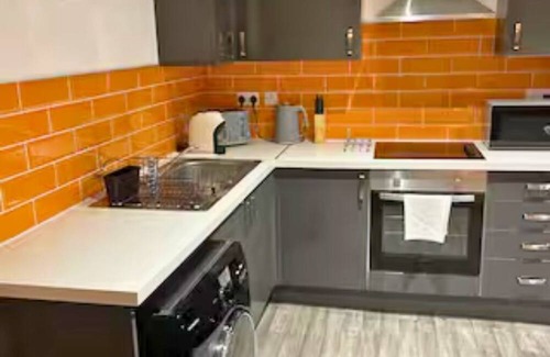 Uplands Apartment | 2 Bed Flat, 2 En-Suites, Parking, Sleeps 6