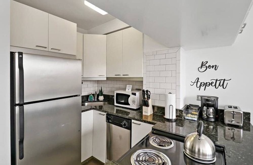Indian Village Apartment | Warm & Elegant Studio Apt in Chicago