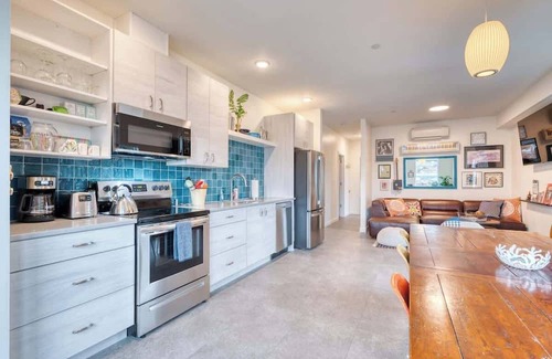 Hosford-Abernethy House | Vintage Cozy Penthouse at Crossroads ~94 WalkScore