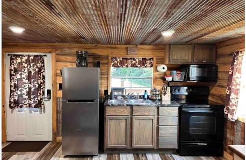 Compton House | Buffalo River Cowboy Cabin Getaway and HOT TUB!