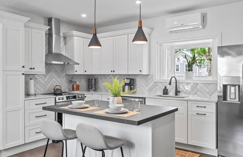 Catskill House | Fire Pit, Hot Tub, Sonos, & Spacious! Walk to Main Street, restaurants & brewery