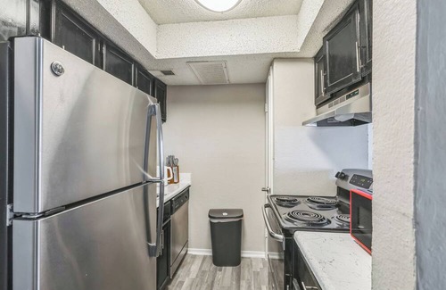Bedford Apartment | 3001 Crystal Springs 614 I Spacious 1 Bed 1 Bath