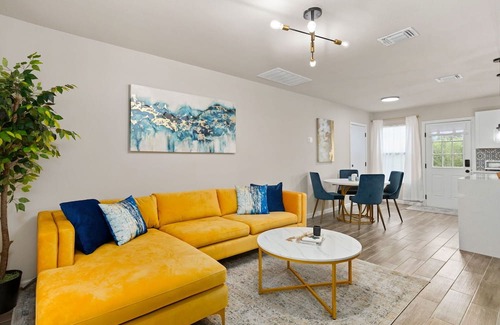 Arena District House | Casa Contemporary SA/Stylish 3BR Mins to Frost Bank Center, Downtown & Riverwalk