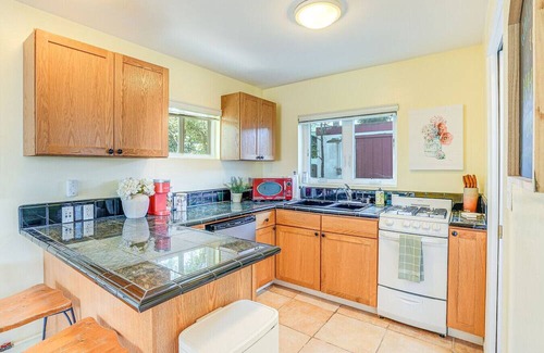 Westside Santa Cruz Apartment | Modern Santa Cruz Studio Near Beach + Hot Tub