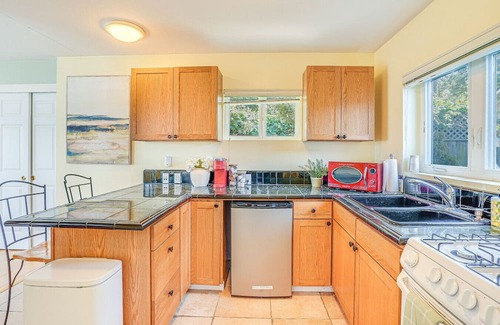 Westside Santa Cruz Apartment | Modern Santa Cruz Studio Near Beach + Hot Tub