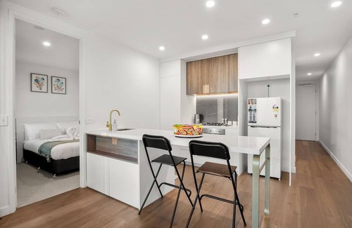 Box Hill Apartment | Luxury & Cozy Box Hill living | Shared Pool & Gym