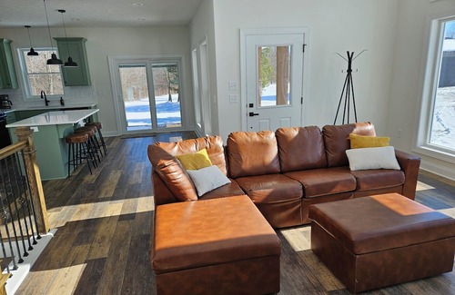 Kilbourne Other | Charming 2-bedroom secluded house in Sunbury with WiFi, AC 7 acres