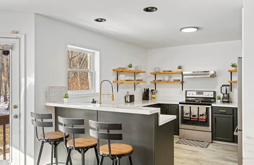 Tobyhanna House | Pet-Friendly Villa-FirePit-HotTub-Sleeps14