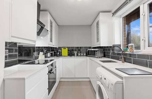 Lansbury Apartment | Sleeps 6| 2 Bed Flat 5mins Drive to Canary Wharf Station | SquidGame FreeParking