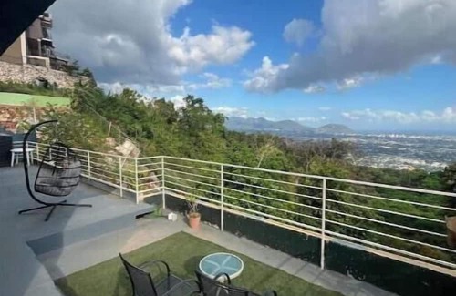 Saint Andrew House | Charming 2-bedroom townhome in welcoming Kingston with WiFi