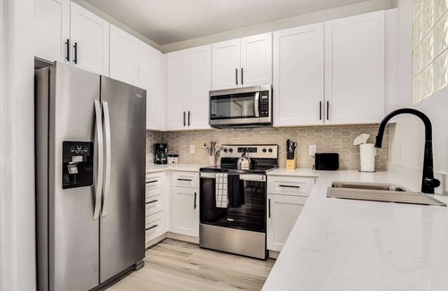 Glendale Sports and Entertainment District Apartment | Boulevard Stays 1BR by Stadium Pool, Parking, Gym 02