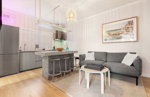 North Bondi Apartment | Luxe 2BR w/Smart TV Steps from Bondi Beach