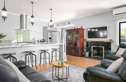 Gisborne House | Central Family Home 5 min to CBD