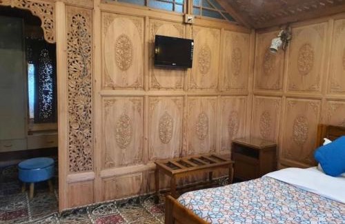 Dal Lake Hotel | Royal Heritage Houseboats