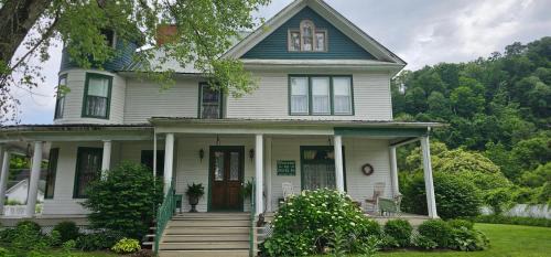Alderson Bed & Breakfast | The Alderson Inn, LLC