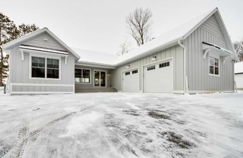 Deerwood House | Luxury Serpent Lake Home with Gourmet Kitchen!