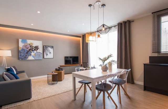 Sitges Spaces Seaside Beach Flat- 4 Bedroom/2Bathroom/Terrace- Sleeps up to 8