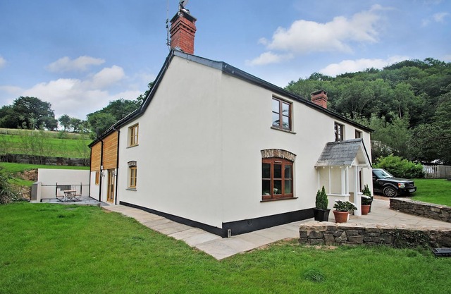 EXE VALLEY FARMHOUSE, pet friendly, with hot tub in Bampton, Devon