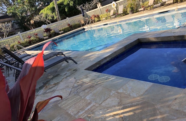 Princeville Delight! COLD A/C, Sleeps 4, Pool & Jacuzzi, Private Lanai & Space