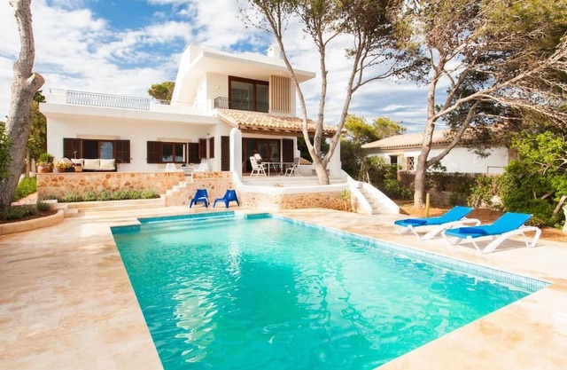 Villa Estrella Sea View. Modern villa with sea view for 6 people in Cala Figuera