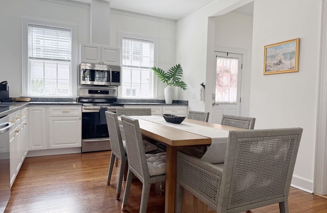 Classy 3-Story Downtown Apt