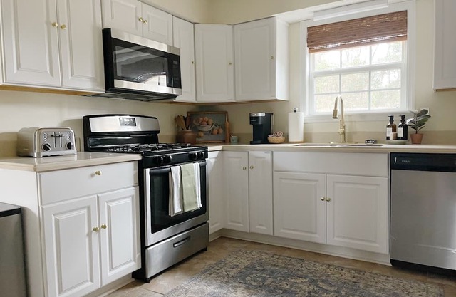 Large Home Sleeps 10 By Beach & City