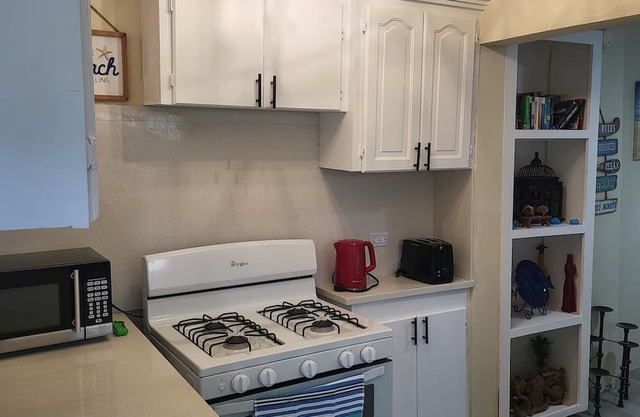 Charming cottage with WiFi and AC in brilliant Oistins