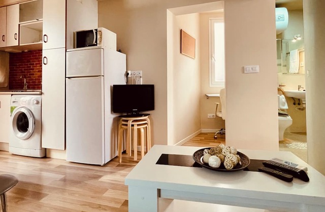 Charming centrally located apartment with excellent location and all amenities.