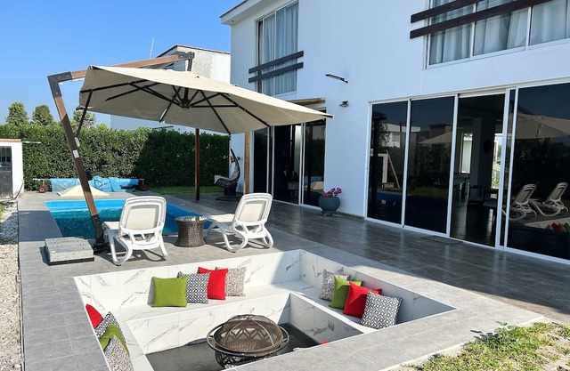 Hermosa Villa en Condominio cerrado con vigilancia permanente y piscina privada.