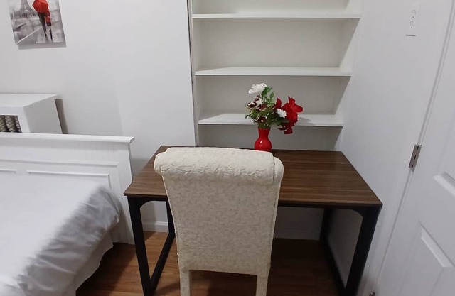 Cozy small bedroom for one person. Only half mile from Rt.95