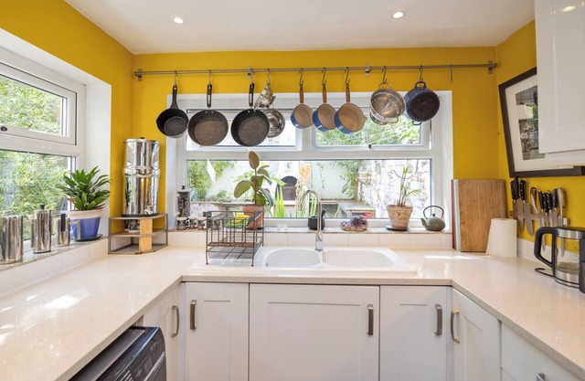 Unique quirky family house - 5 beds, 2 bathrooms, courtyard, Lounge - quiet area