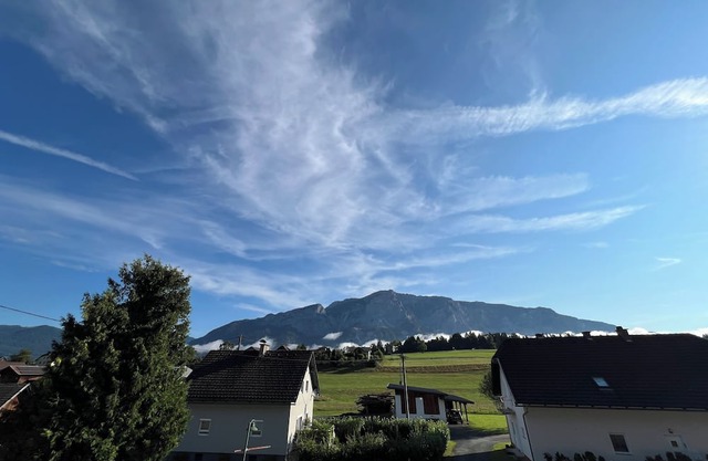Fair-priced and compact rooms overlooking Dobratsch (10 mins to Dreiländereck)