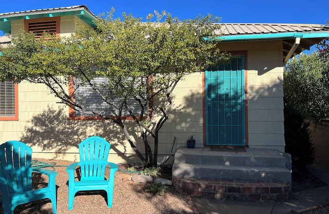 Charming 1-bedroom house in beautiful Bisbee with AC, WiFi, parking, yard