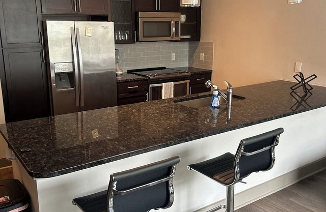 Spacious, minimalistic1-bedroom apartment with AC, WiFi in awesome Houston