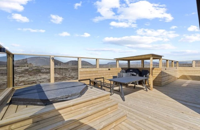 New Cabin w/Hot-Tub & Sauna - Perfect Retreat