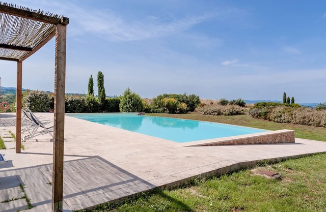 Apartment 'Villa Colonica III' with Shared Pool, Private Garden and Wi-Fi