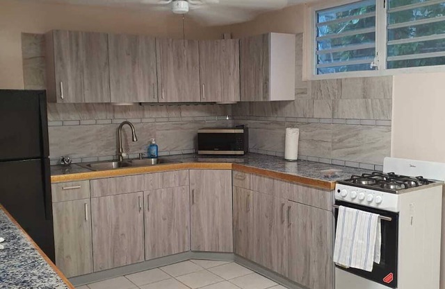 Charming 2-bedroom house in welcoming Ceiba with WiFi, AC